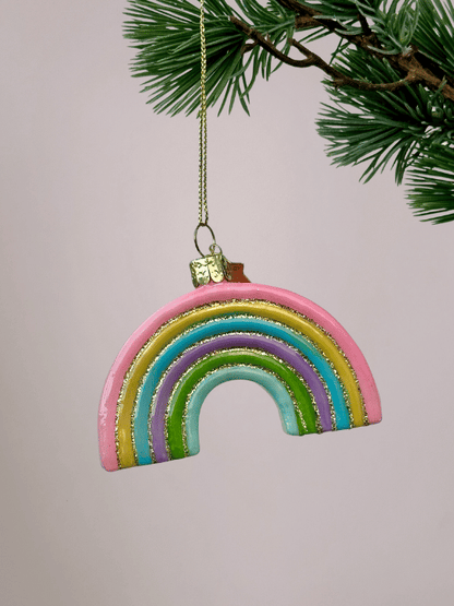 Close-up van Vondels Regenboog glazen kerstbal in roze, geel, blauw, groen en turquoise met goudglitter randje, vrolijk en sprankelend kerstornament”