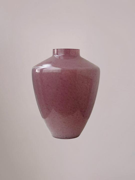 Oudroze dubbelglas vaas van Anja Bloementrends met ronde vorm, geschikt voor een boeket bloemen.