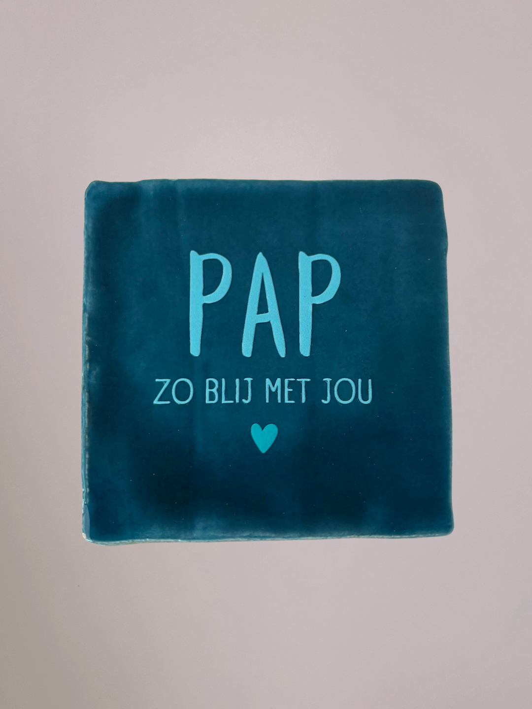 Handgemaakt keramieken Vaderdag tegeltje met de tekst "PAP zo blij met jou" in een minimalistisch ontwerp.