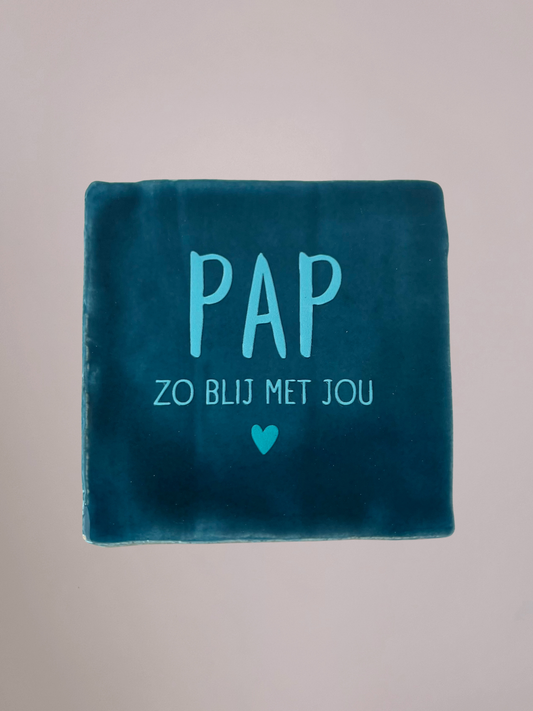 Handgemaakt keramieken Vaderdag tegeltje met de tekst "PAP zo blij met jou" in een minimalistisch ontwerp.
