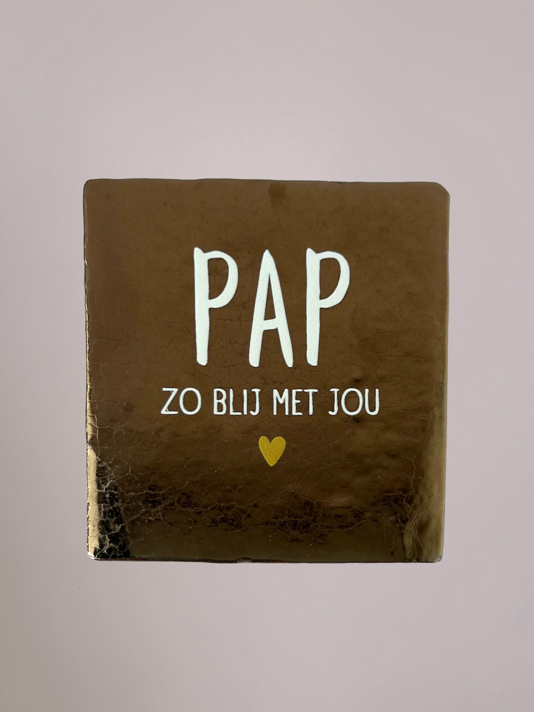 Handgemaakt keramieken Vaderdag tegeltje met de tekst "PAP zo blij met jou" in een minimalistisch ontwerp.