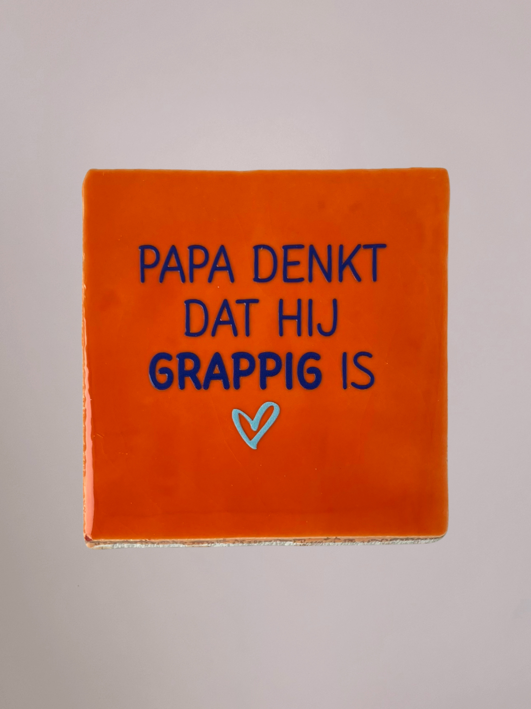 Handgemaakt keramieken Vaderdag tegeltje met de tekst "Papa denkt dat hij grappig is" in een minimalistisch en humoristisch ontwerp.