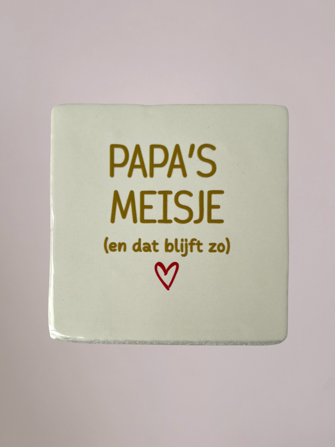 Handgemaakt keramieken Vaderdag tegeltje met de tekst "Papa’s meisje (en dat blijft zo)" in een minimalistisch en liefdevol ontwerp.