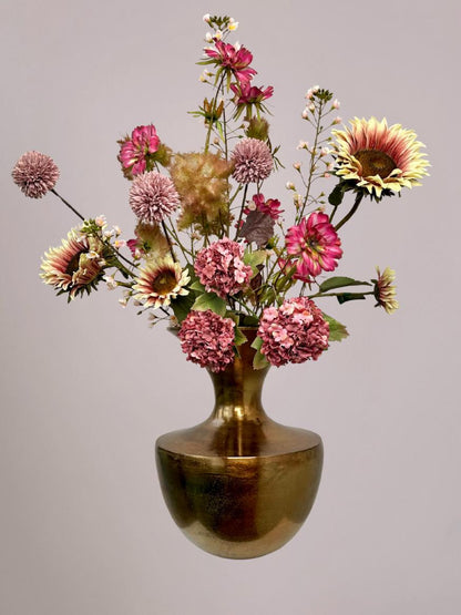 Elegant bruin-roze Silk-ka kunstbloemen boeket van echte zijde in gouden vaas voor luxe woondecoratie