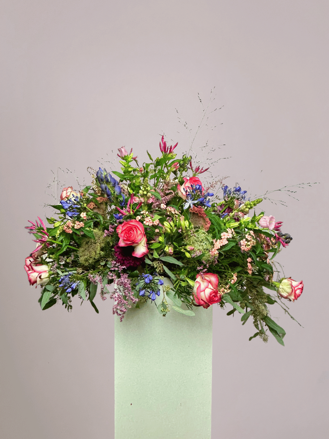 Handgemaakt rouwboeket met diverse kleuren en bloemsoorten, met zorg gemaakt in Zwolle voor een betekenisvol afscheid.