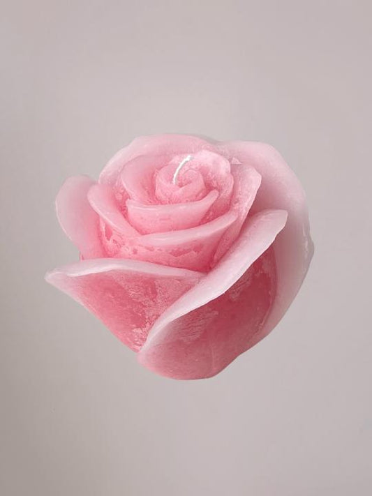 Pink Roses Candle Klein in zachte roze tint met rozenstructuur, stijlvolle decoratieve kaars van 14x12 cm