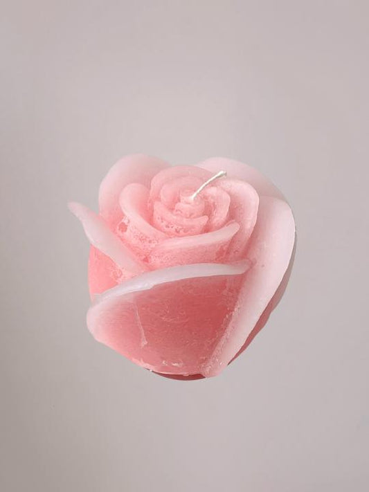 Pink Roses Candle Klein in zachte roze tint met rozenstructuur, stijlvolle decoratieve kaars van 12x10 cm