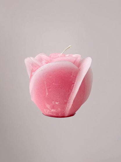Pink Roses Candle Klein in zachte roze tint met rozenstructuur, stijlvolle decoratieve kaars van 12x10 cm