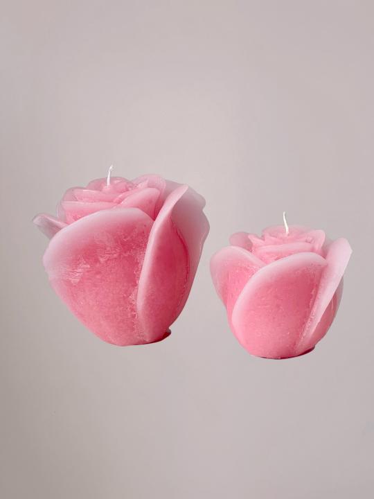 Pink Roses Candle Klein in zachte roze tint met rozenstructuur, stijlvolle decoratieve kaars van 12x10 cm