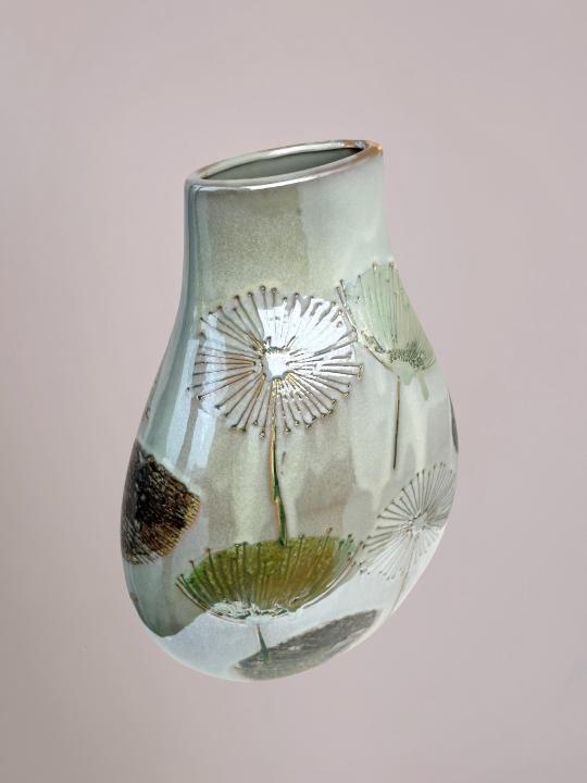 bovenaanzicht van platte vaas vensterbank met glanzende glazuurlaag