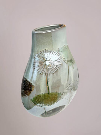 bovenaanzicht van platte vaas vensterbank met glanzende glazuurlaag