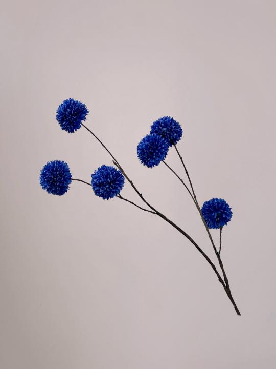PomPom kunsttak blauw van 110 cm met volle bolvormige bloemen en lange stevige steel
