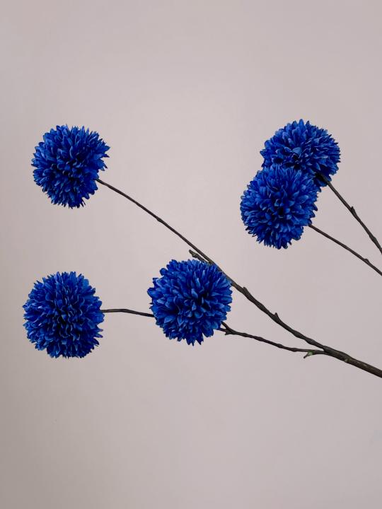 PomPom kunsttak blauw van 110 cm met volle bolvormige bloemen en lange stevige steel