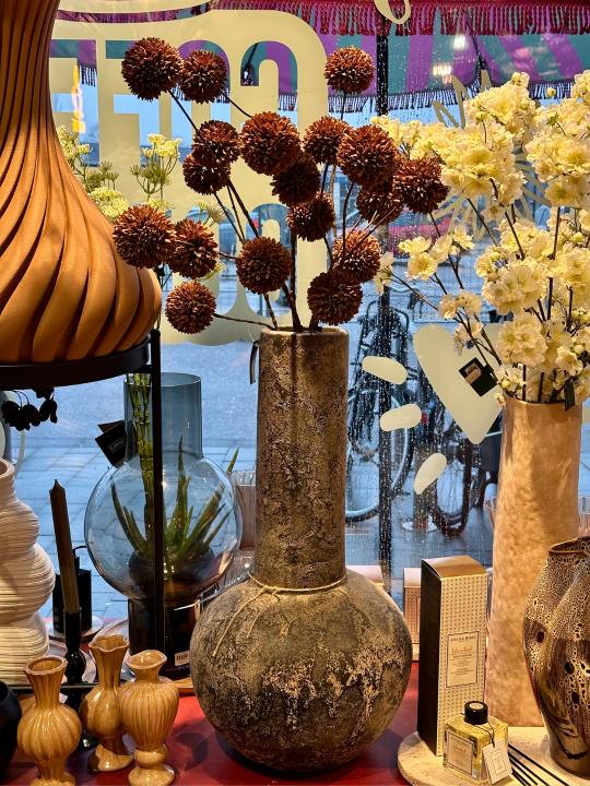 PomPom kunsttak bruin van 110 cm met volle bolvormige bloemen en lange stevige steel in hoge vaas van Anja Bloementrends