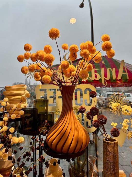 PomPom kunsttak crème van 110 cm met volle bolvormige bloemen en lange stevige steel in vaas van Anja Bloementrends
