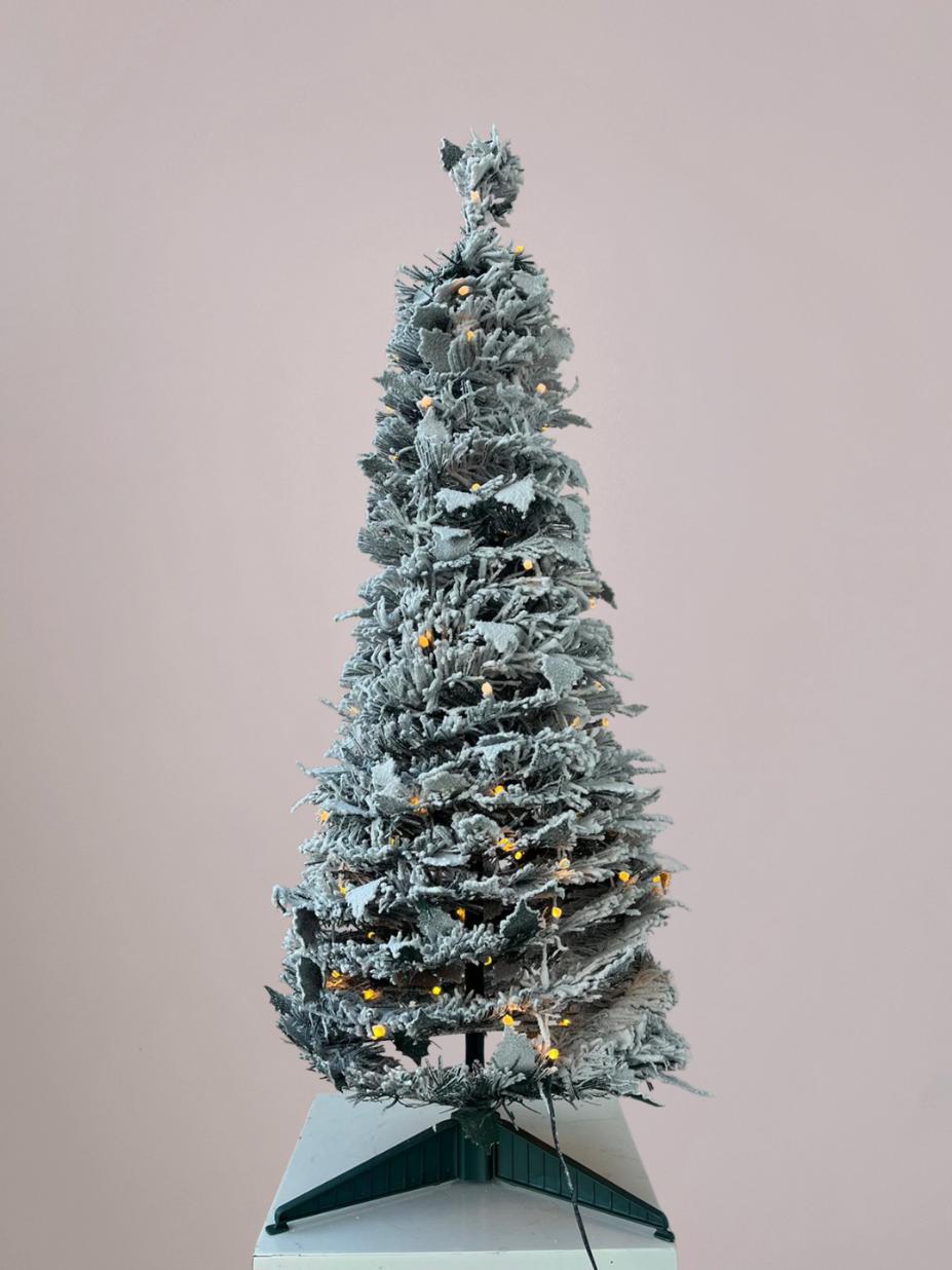 Complete opvouwbare kerstboom met verlichting, volledig uitgeklapt en klaar voor gebruik.