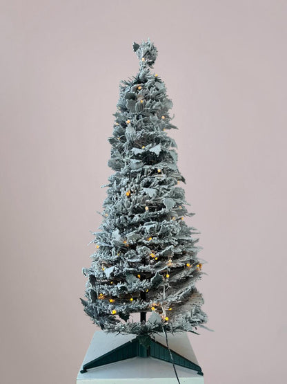 Complete opvouwbare kerstboom met verlichting, volledig uitgeklapt en klaar voor gebruik.