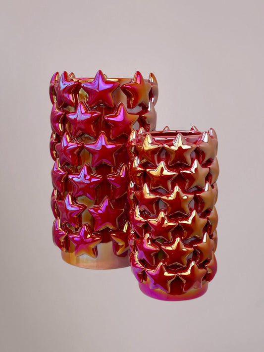 Grote en kleine rode vaas samen, metallic en holografisch glimmend met sterren, perfect als kerstvaas