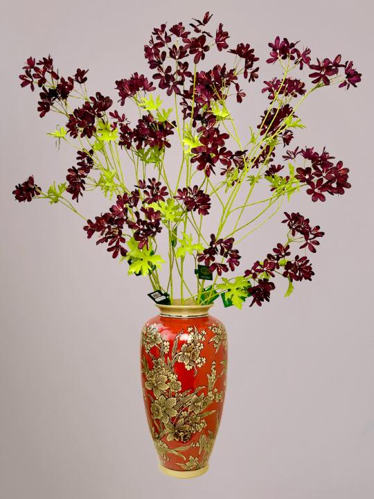 beschilderde vaas in rood met zijden takken van Silk-ka en handgeschilderde bloemen