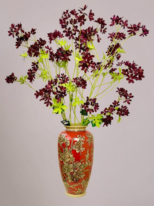 beschilderde vaas in rood met zijden takken van Silk-ka en handgeschilderde bloemen