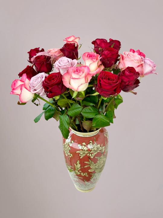 Middelgroot rozenboeket met rode rozen en roze rozen samen, perfect voor een liefdevol cadeau.