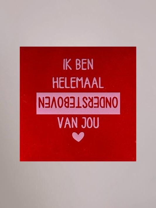 Rood Yett Agenturen tegeltje met roze tekst ik ben helemaal ondersteboven van jou en een klein roze hartje