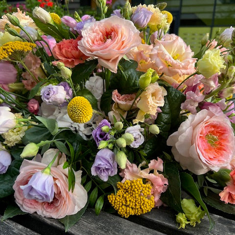 Close-up van rouwboeket lentekleuren met zachte pasteltinten Zwolle Stadshagen