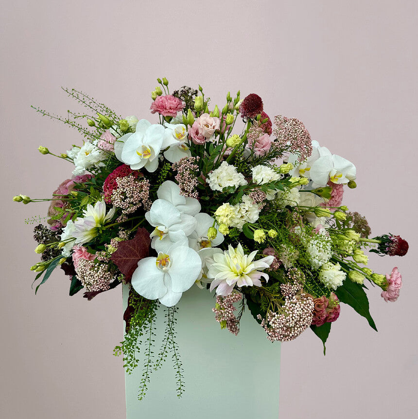 Rouwboeket met combinatie van witte lelies, chrysanten en eucalyptus