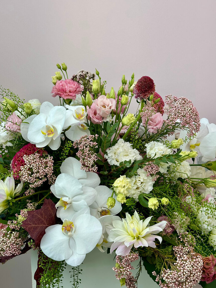 Close-up van bloemdetail in rouwboeket met witte lelies van bloemenwinkel in Zwolle