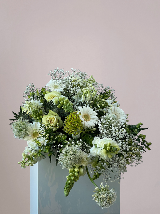 Wit rouwboeket met rozen, lelies en lisianthus in zachte, serene tinten
