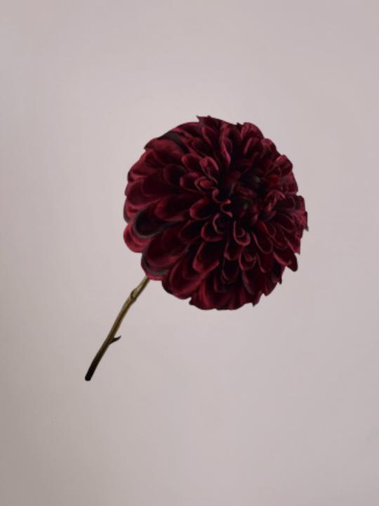 Silk-ka Dahlia steel paars 74 cm met volle bloem voor een stijlvol en elegant boeket.