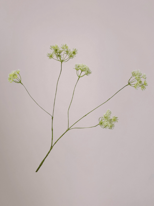 Kunst dille tak wit-groen 83 cm van Silk-ka met delicate witte bloemetjes en zachte groene bladeren