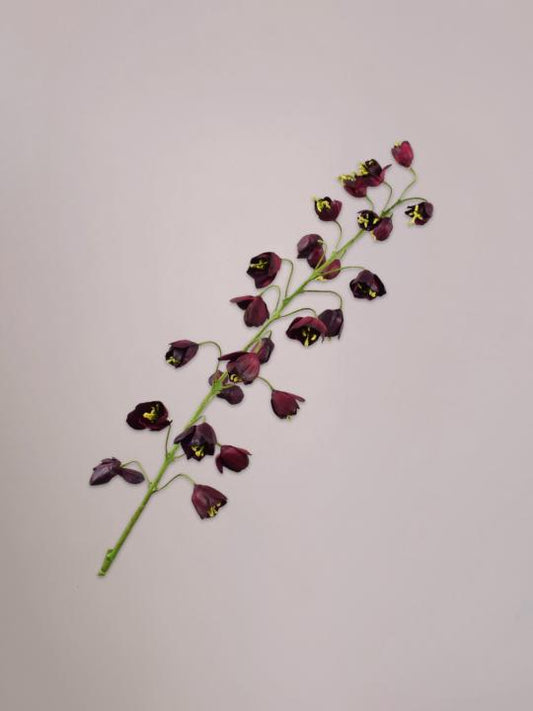 Silk-ka Fritillaria Tak bordeaux van 111 cm als levensechte zijden kunsttak met bordeaux bloemen in een stijlvolle vaas.