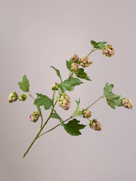 Silk‑ka hop tak lavendel‑groen 77 cm met levensechte zijden bladeren en hopbloemen