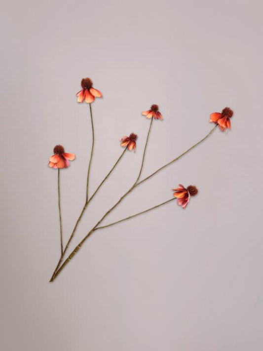 Silk-ka Rudbeckia Tak oranje van 95 cm als levensechte zijden kunsttak met oranje bloemen in een vaas.