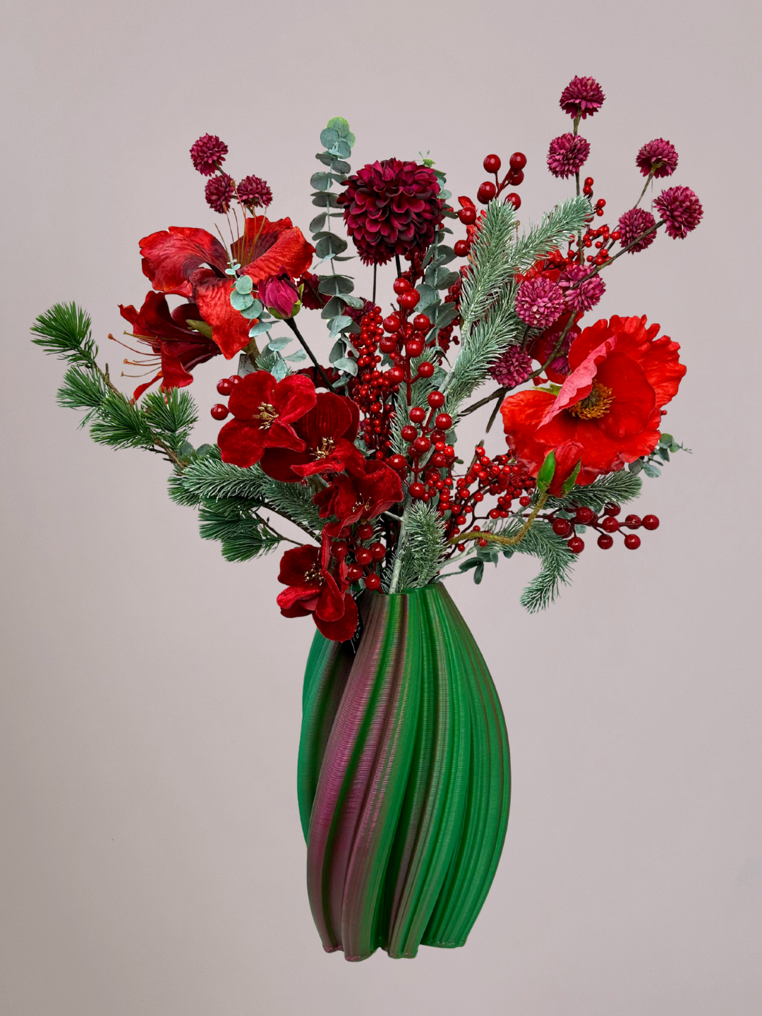 Rood, donkerrood en groene Silk-ka zijden bloemen in groene-rode 3D swirl vaas voor kerstdecoratie