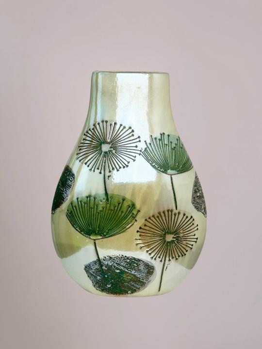 smalle vaas vensterbank in beige met beschilderde paardenbloemen