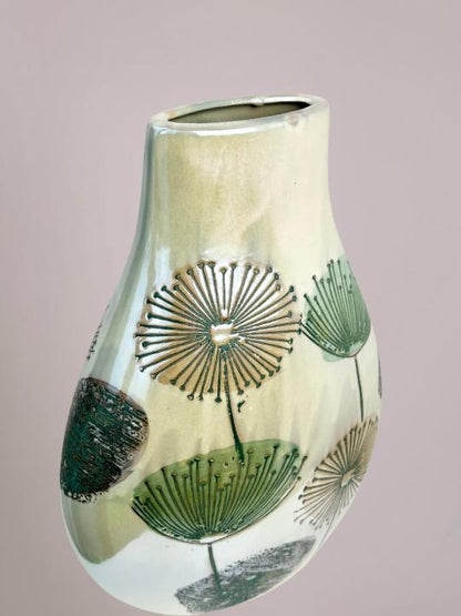 bovenaanzicht van smalle vaas vensterbank met glanzende afwerking