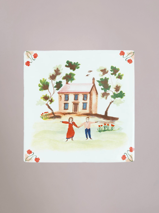 Tegel Ons sprookje met twee figuren die samen wandelen onder een sterrenhemel, omringd door bloemen en hartjes, een symbool van liefde en verbondenheid.