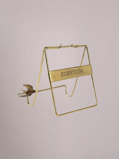 Golden Stand Swallow messing tegelhouder met zwaluwdetail, stijlvolle standaard van StoryTiles bij Anja Bloementrends