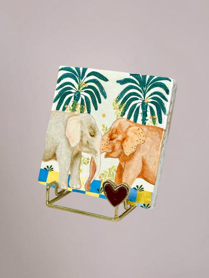 Zijaanzicht van het Holding On To You tegeltje in goudkleurige standaard met rood hartje