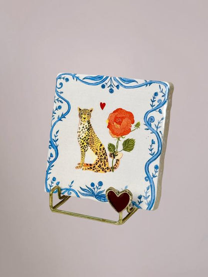 Zijaanzicht van Just To Let You Know tegeltje in goudkleurige standaard met rood hartje