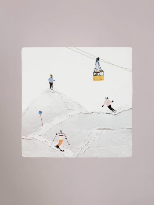 StoryTiles Wintersport delfts blauw tegeltje met sneeuw, bergen en wintersporter