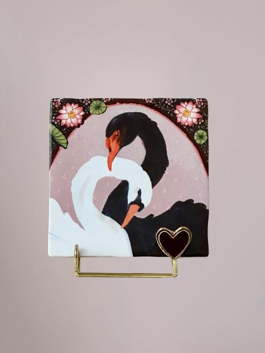 Tegeltje Everlasting Love in gouden tegelhouder met rood hartje, frontaal gefotografeerd