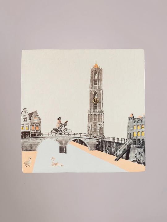 StoryTiles tegeltje Utrecht Aan de Utrechtse Grachten met handgemaakte illustratie van een gracht