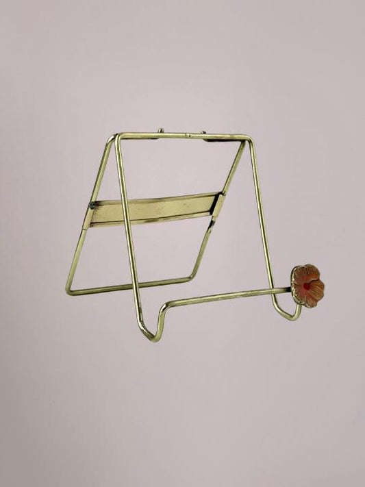 Gouden messing tegelhouder van StoryTiles met bloemdetail en zacht roze kleurverloop in het midden, geschikt voor decoratieve tegels.