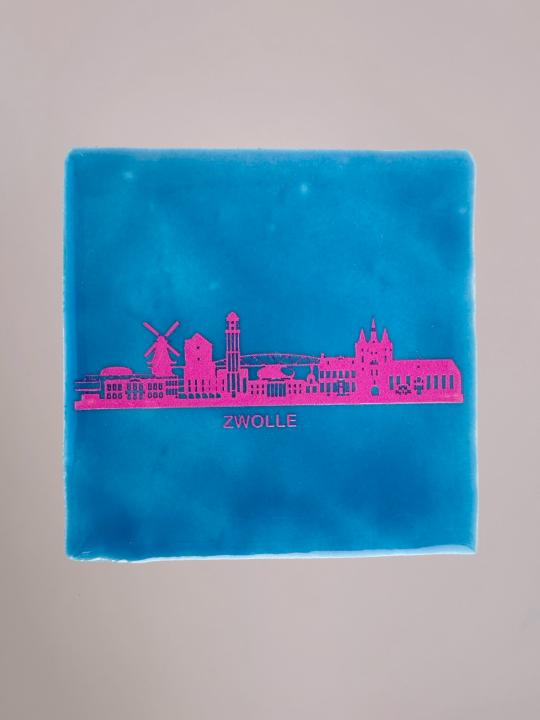 Stoer blauw Zwolle-tegeltje met felroze print dat meteen de aandacht pakt; speciaal voor Anja Bloementrends ontworpen.