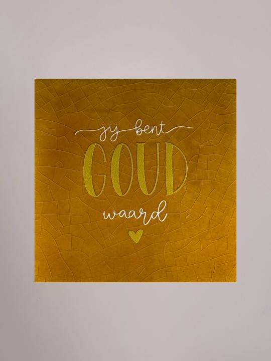 Okergeel keramieken tegeltje met crèmekleurige tekst “jij bent goud waar” en goudkleurig hartje