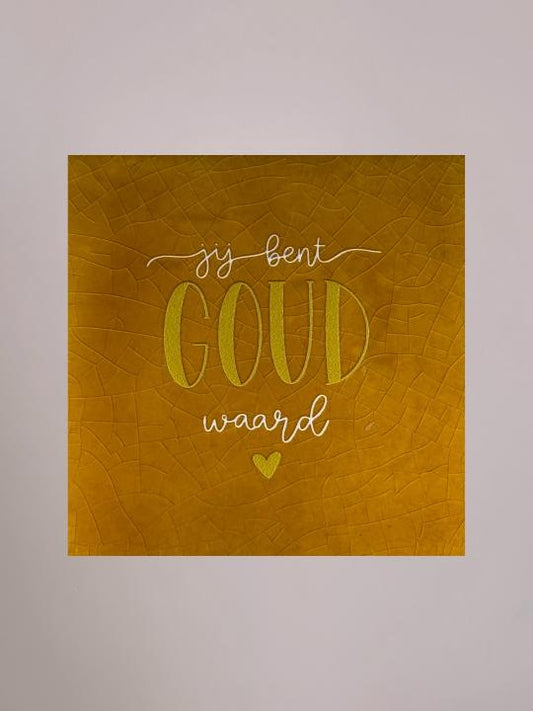 Okergeel keramieken tegeltje met crèmekleurige tekst “jij bent goud waar” en goudkleurig hartje