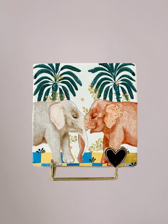 Tegeltje Holding On To You in gouden houder met rood hartje, recht van voren gefotografeerd